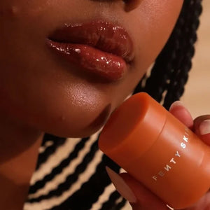 FENTY SKIN PLUSH PUDDIN AL CARAMELLO EFFETTO RIMPOLPANTE