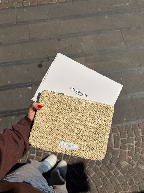 Pochette givenchy in rafia 🤍