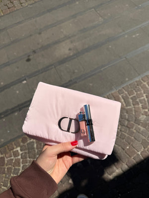 Pochette Dior con prodotti 💗