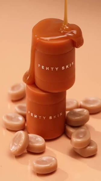 FENTY SKIN PLUSH PUDDIN AL CARAMELLO EFFETTO RIMPOLPANTE