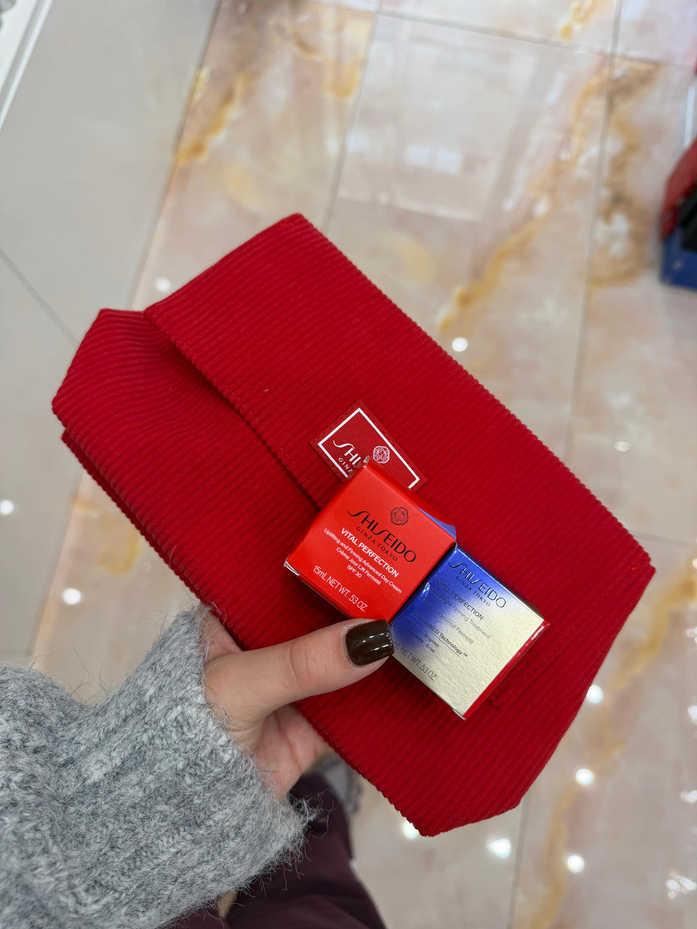 Pochette shiseido con 2 size di creme viso  giorno 15ml + notte 15ml